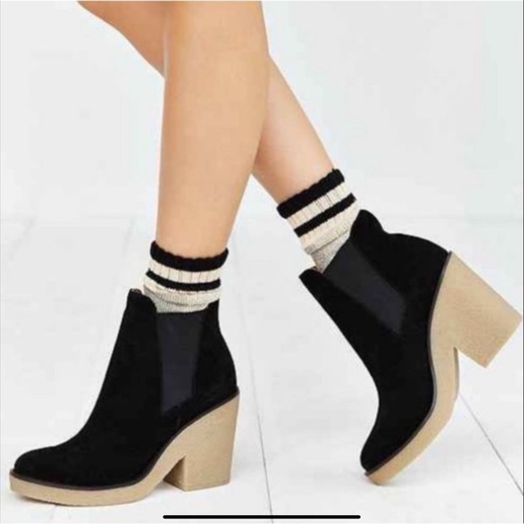 Urban Outfitters Posey Gumsole Black Booties Size 8 - Picture 2 of 13